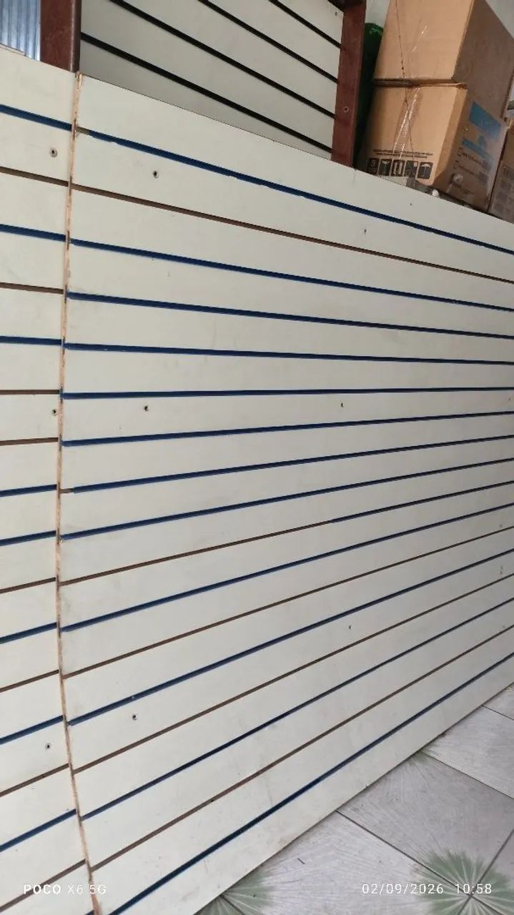 Vende-se dois painéis de pendurar produto 