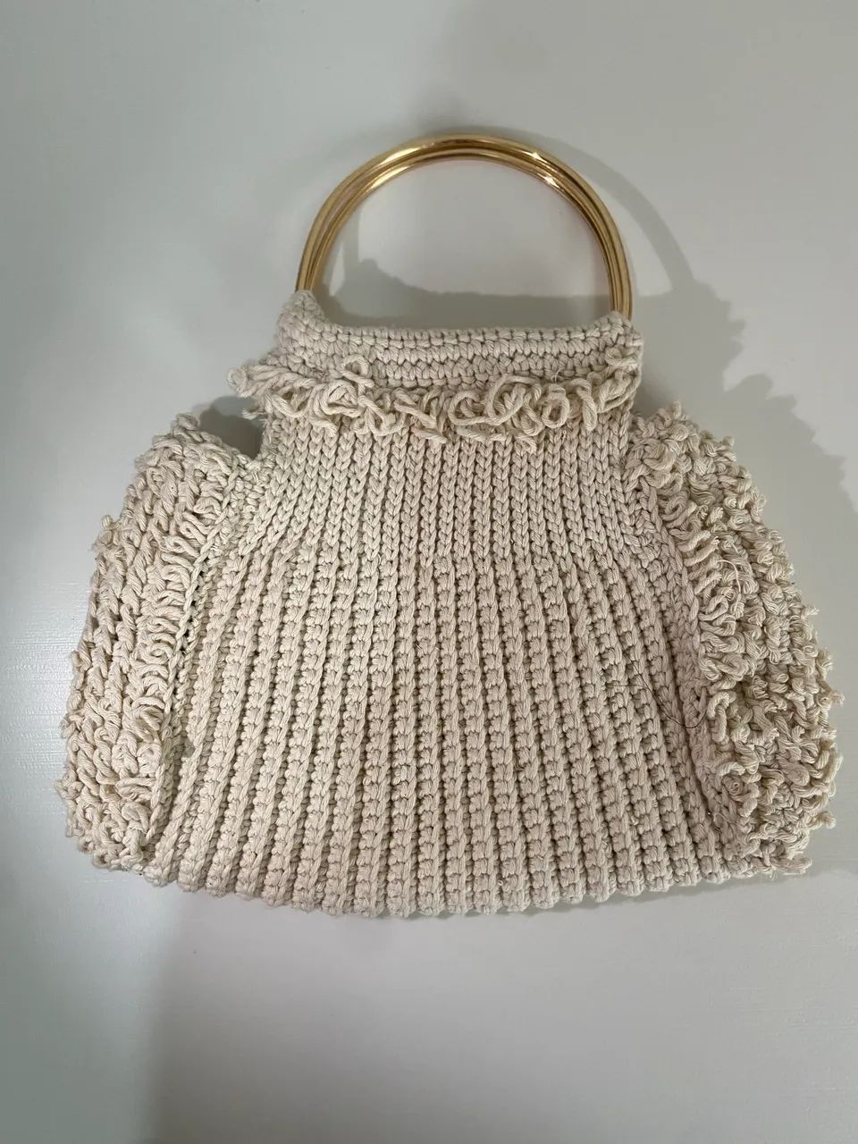 Bolsa de Crochê Artesanal Off-White com Alça Dourada e Aplique Floral - Foto 2