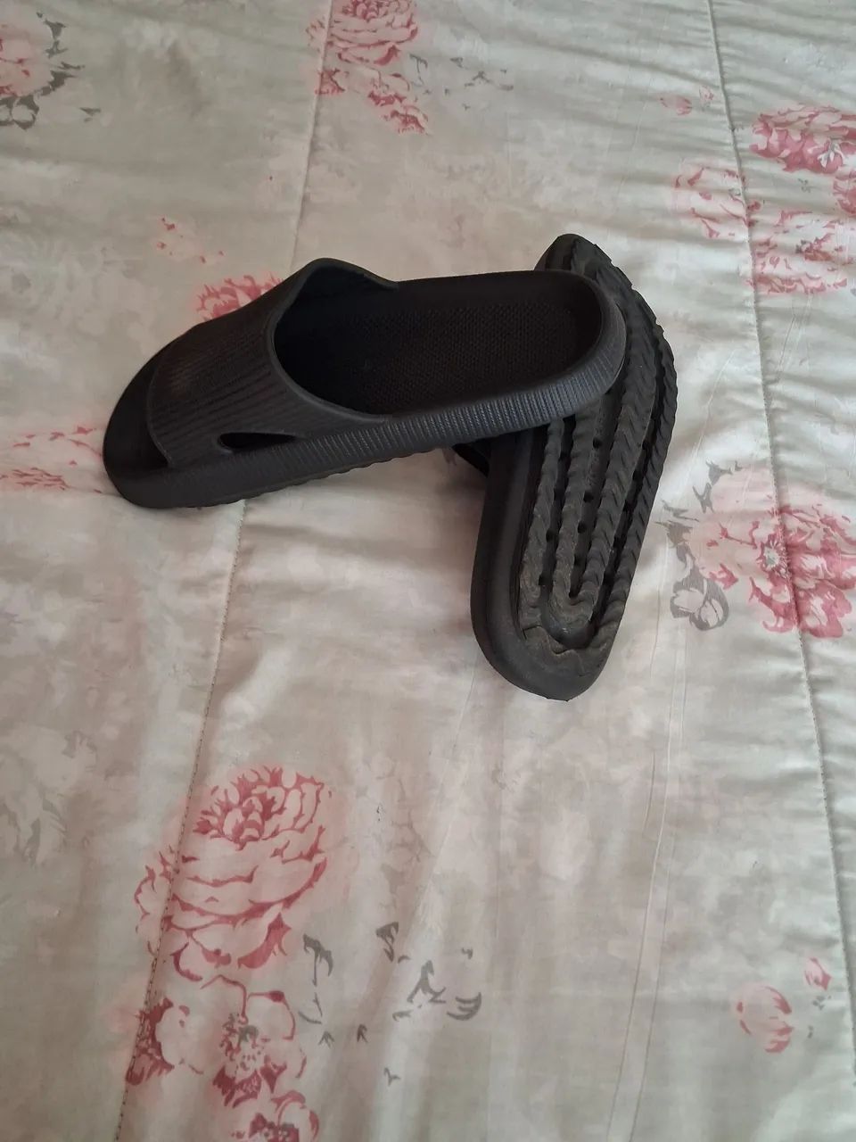 Chinelo de borracha preto. - Foto 5