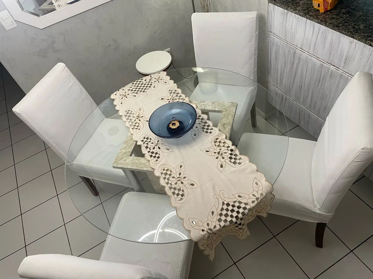 Mesa de jantar com 4 cadeiras e capas protetoras