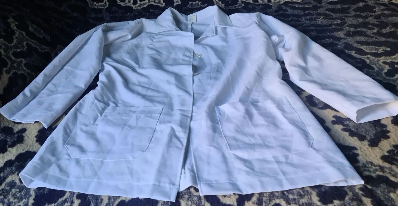 Vende se 2 jalecos branco tamanho G por 150$ - Foto 2