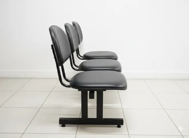 Cadeira Longarina Secretária de 3 Lugares em Couro Sintético Preto - Foto 3