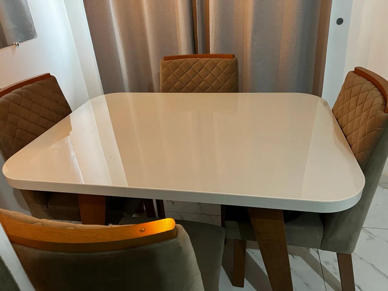 Vendo mesa com 4 cadeiras  - Foto 2
