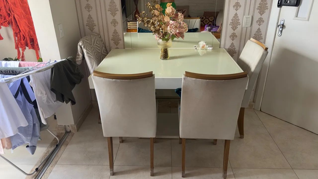 MESA COM TAMPÃO DE VIDRO BRANCO E 4 CADEIRAS  - Foto 5