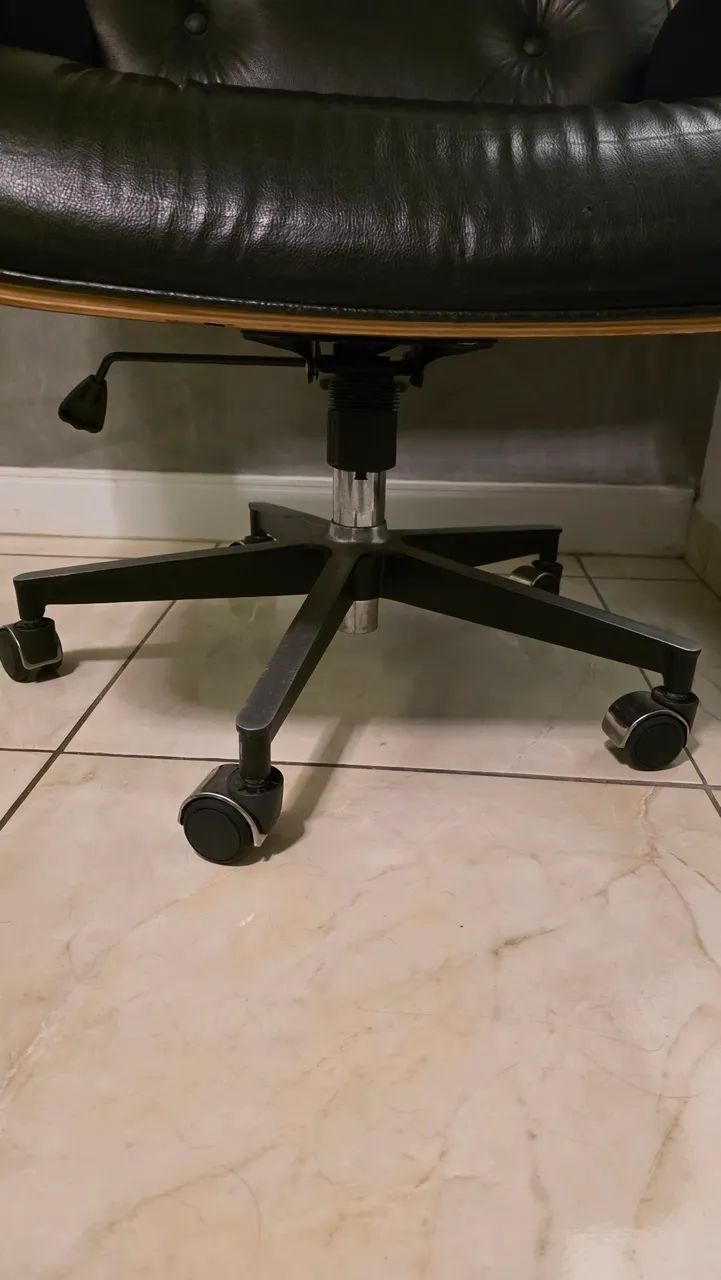 Poltrona em Couro Charles Eames - Foto 5