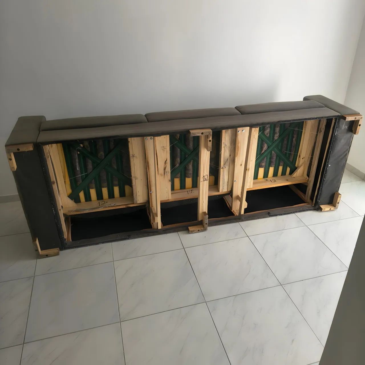 **VENDO SOFÁ DE 3 LUGARES - SEMINOVO!**  - Foto 3