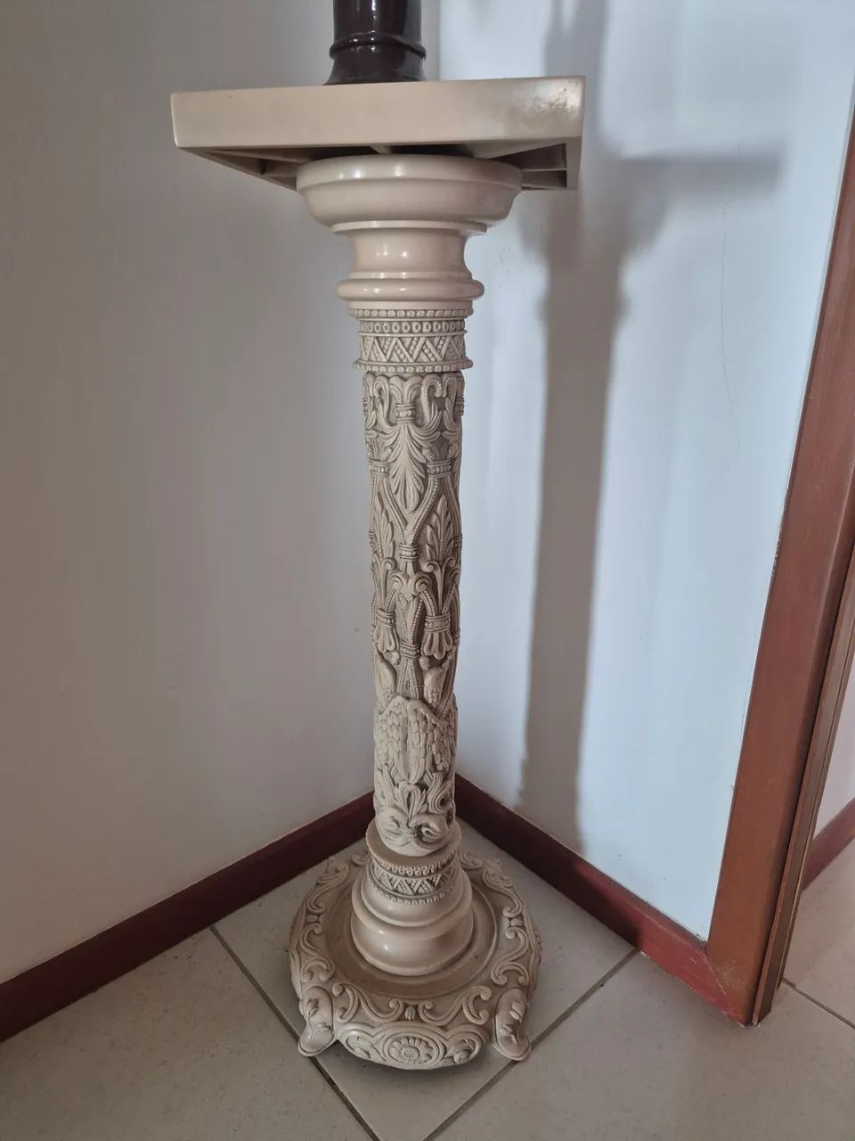 Vende-se escultura de anjo com base em madeira esculpida  - Foto 2
