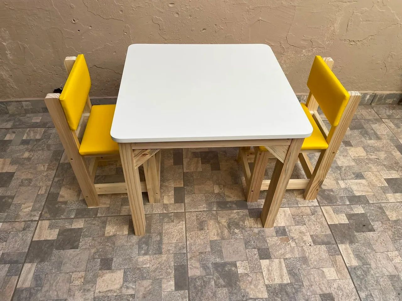 Mesa infantil mdf com cadeiras estofadas amarelas