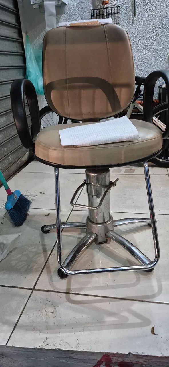 Vende-se cadeira seminova. 