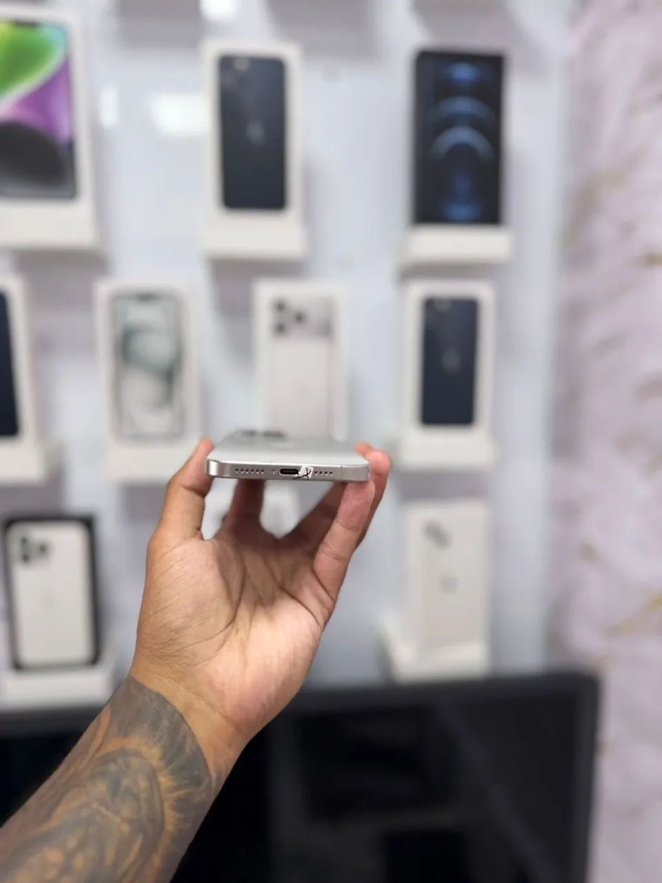 IPHONE 16 PRO MAX 256GB <br>R$ 5.999,00 TOP - Foto 2