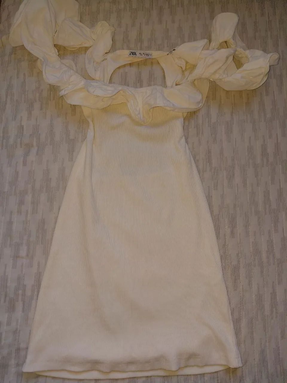  Vestido branco com babados,tamanho P