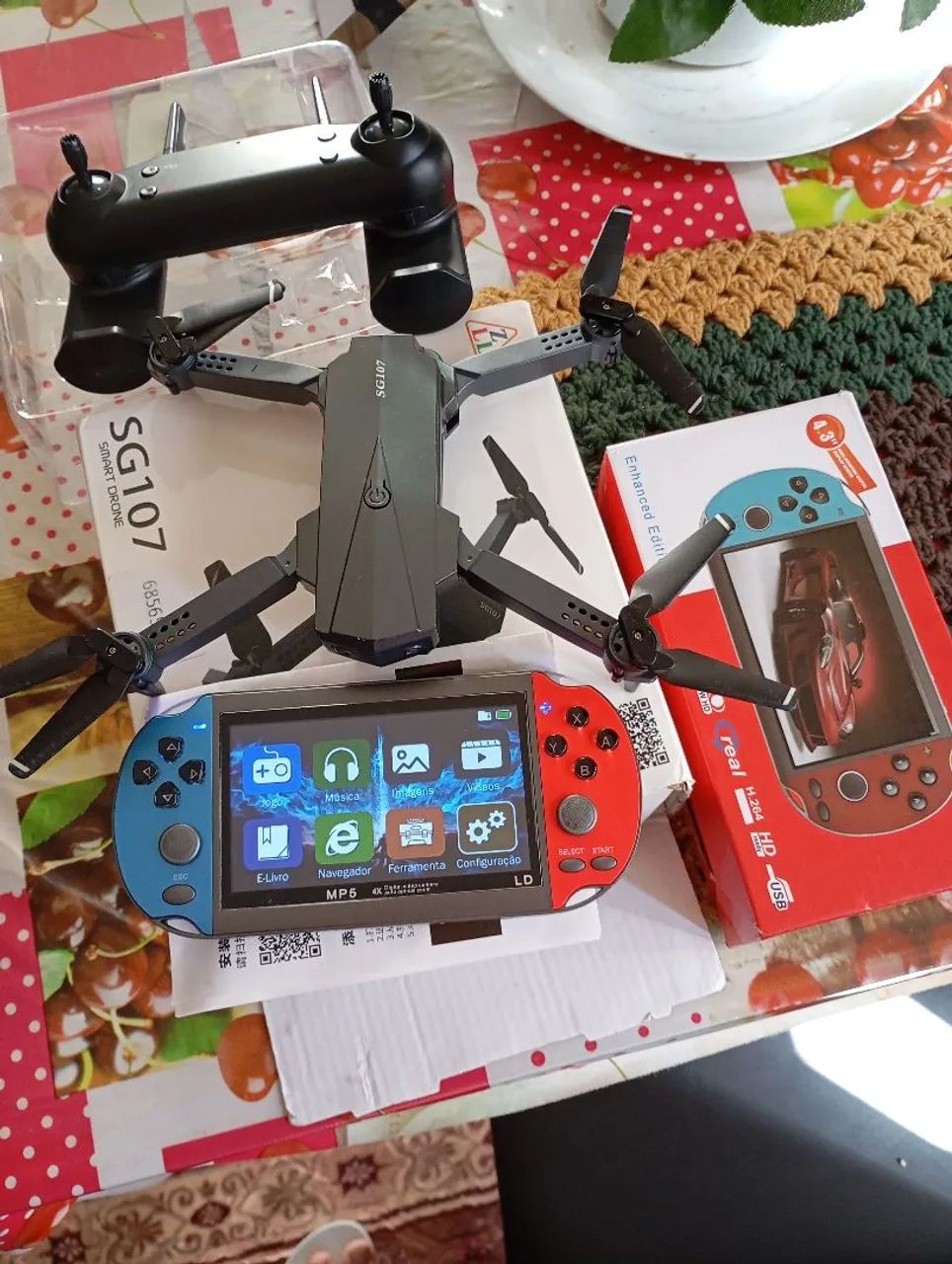 Vendo um drone e um jogo retro