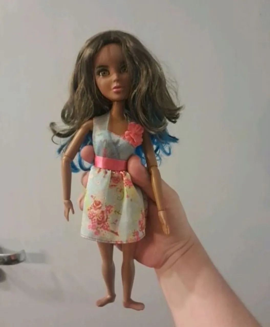 Boneca liv com peruca