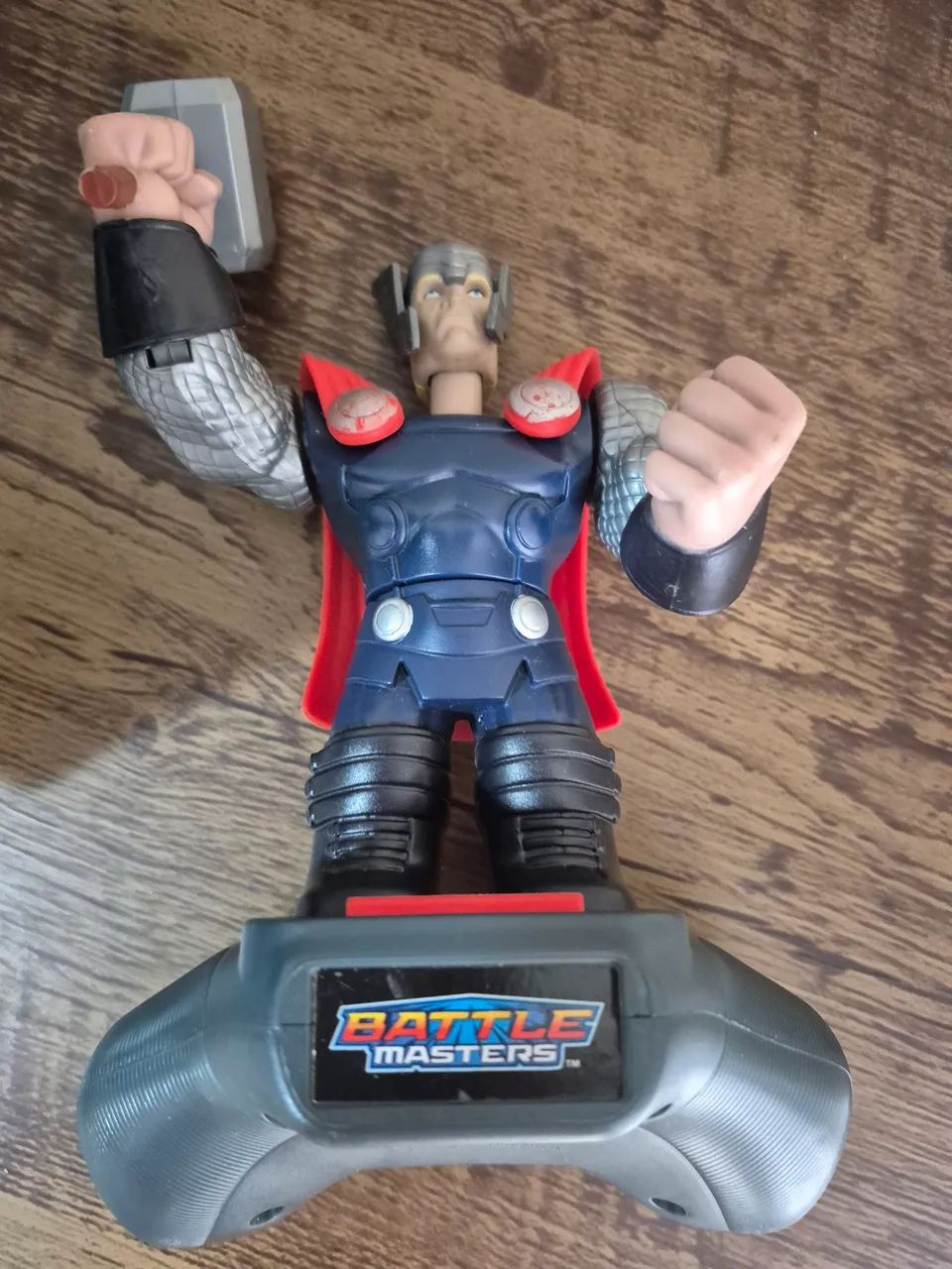 Boneco Thor no controle da soco