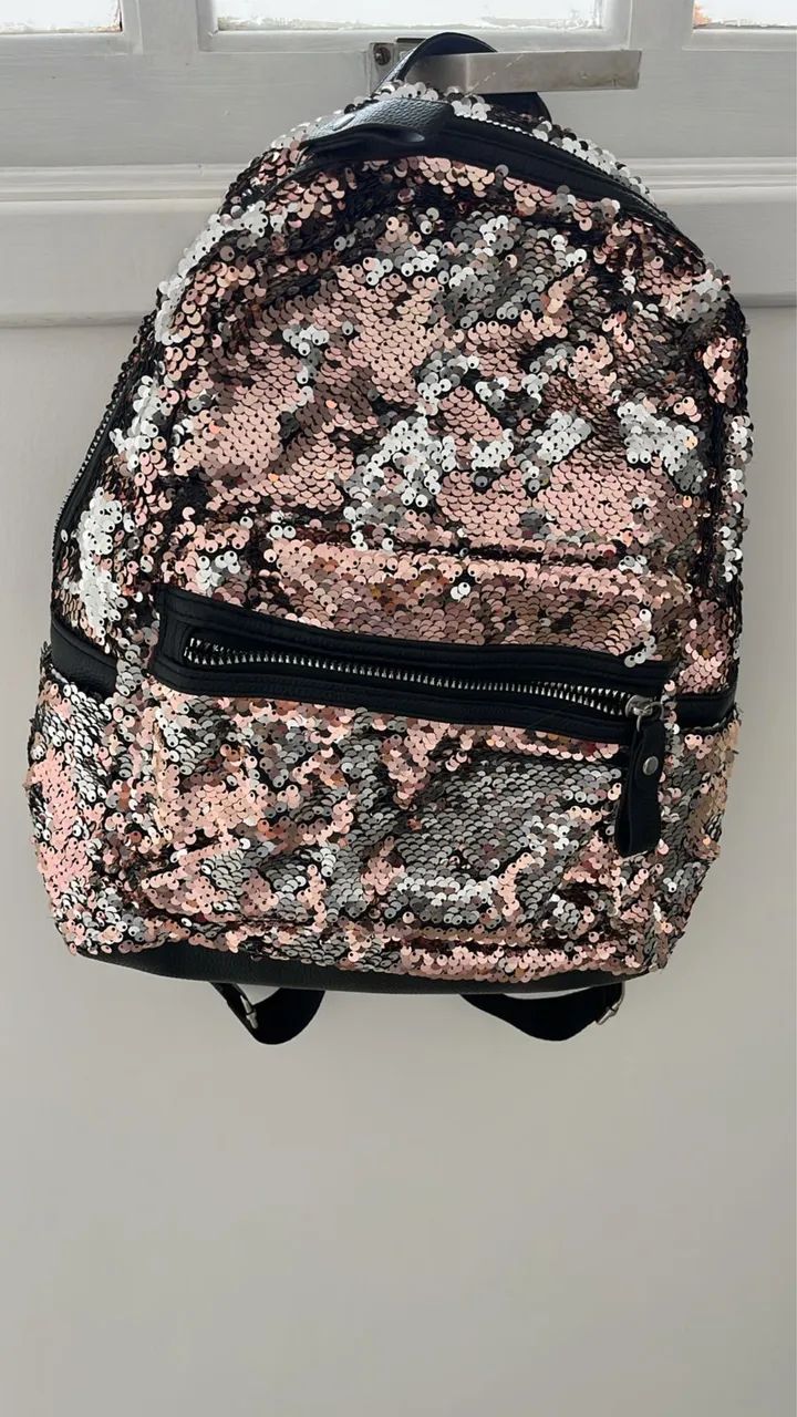 Mochila brilhosa prata e rosa 