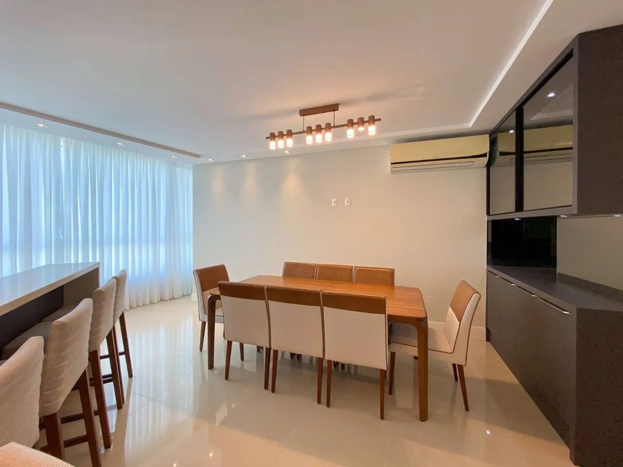 Apartamento mobiliado com 3 suítes para alugar na região central  Rua 2950 em Balneário Ca - Foto 2