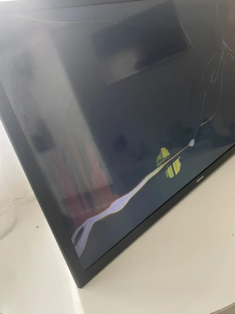 Smart TV LED de 32 polegadas com tela quebrada