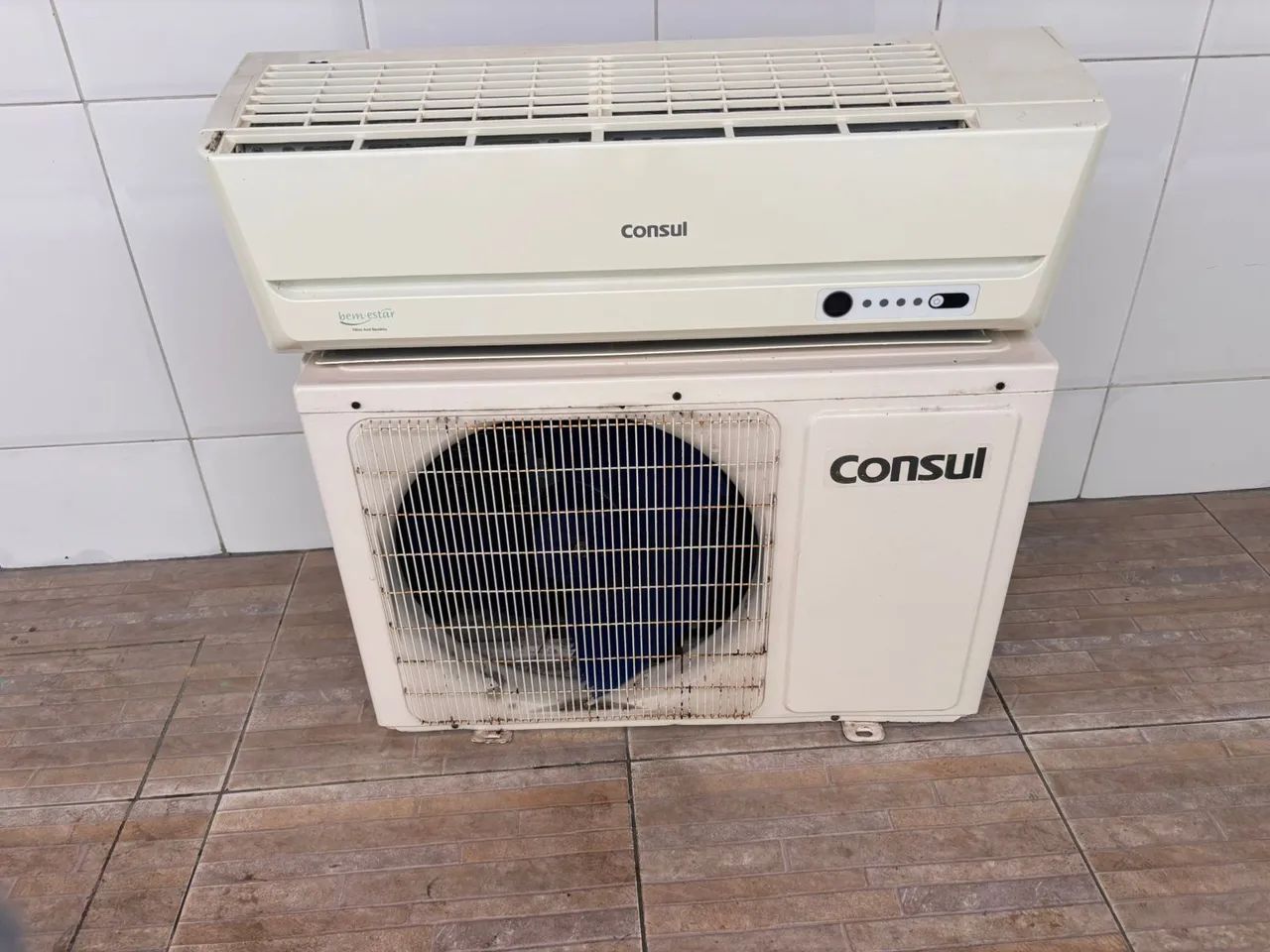 Um ar condicionado 9000 btus cnsul