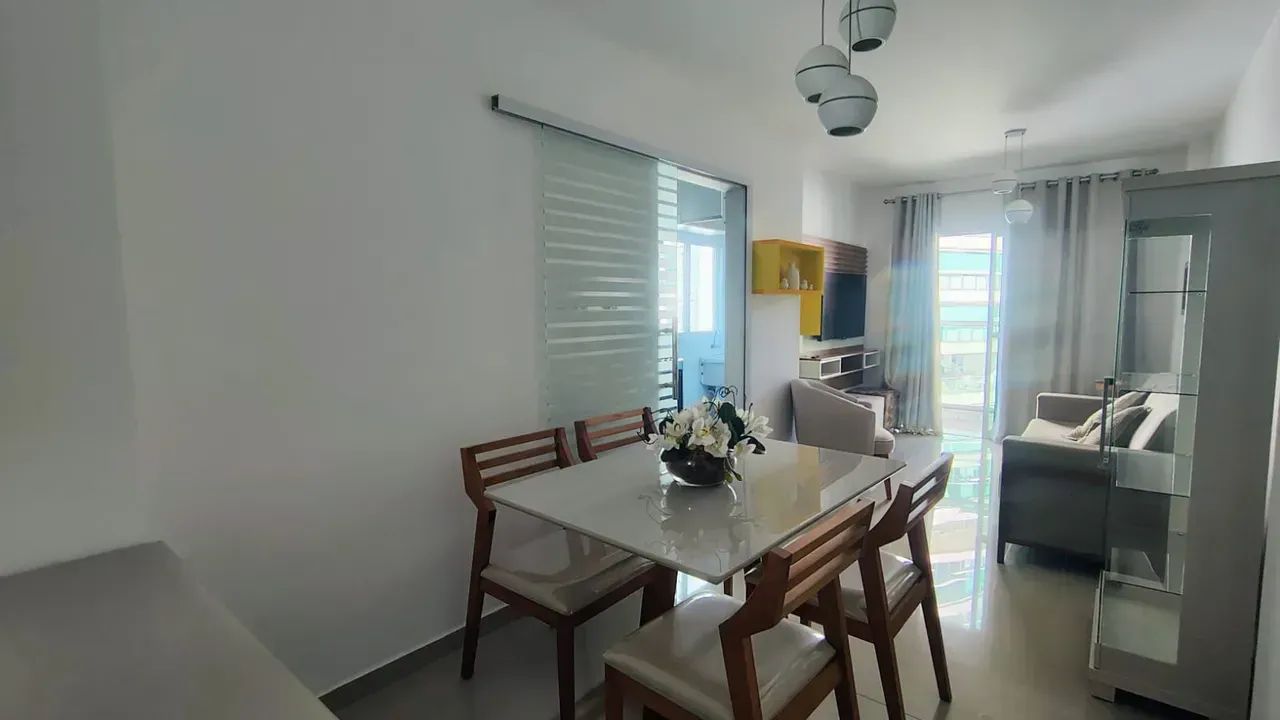 Apartamento de 78m², com 2 Quartos, sendo 1 Suíte, Mobiliado, com Garagem. Prédio com elev