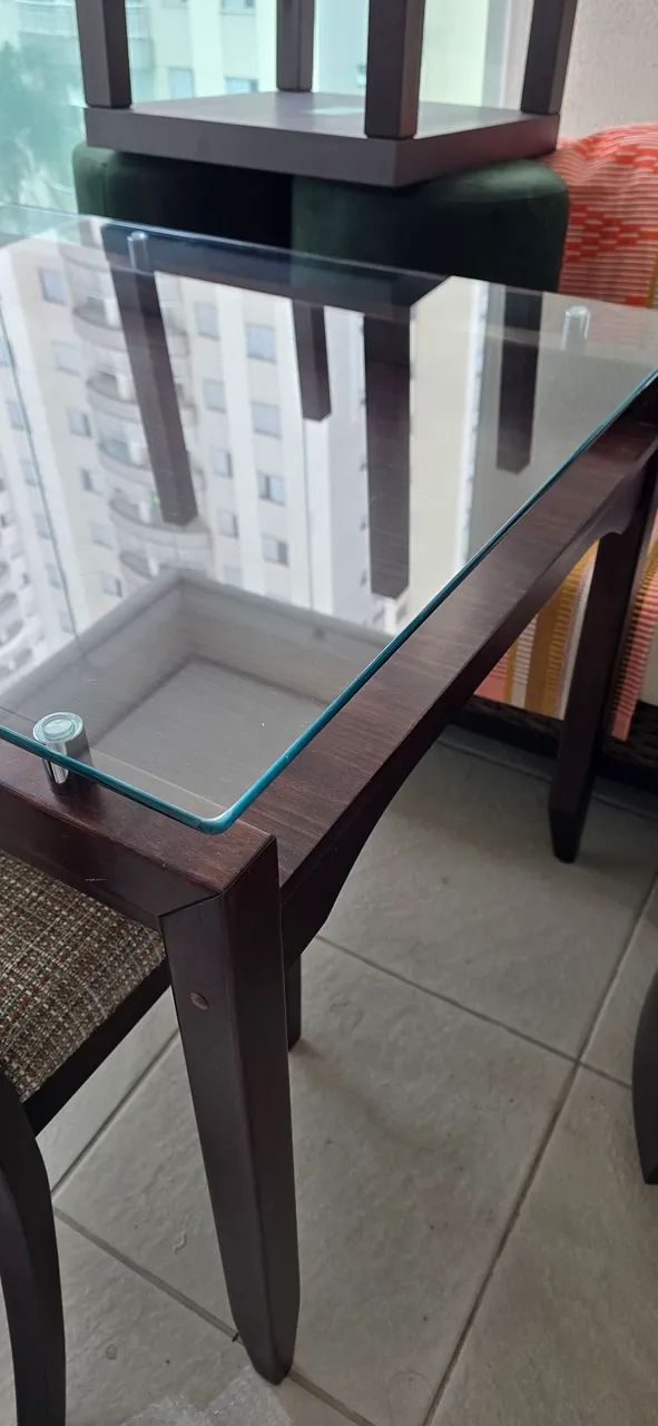 Mesa  de madeira com tampo de vidro e 4 cadeiras estofadas - Foto 2