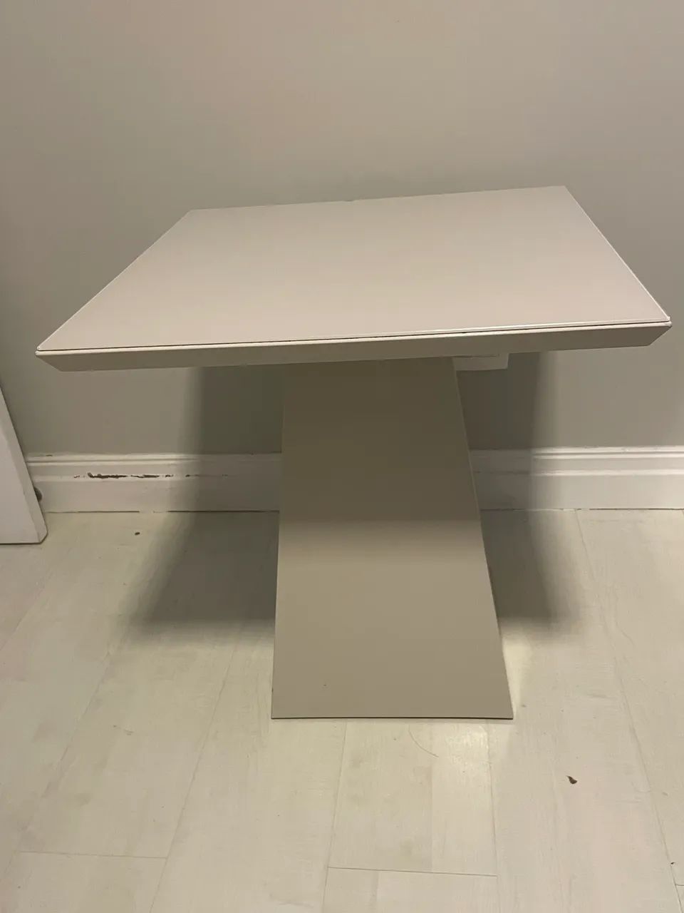 Mesa lateral em laca e tampo de vidro 