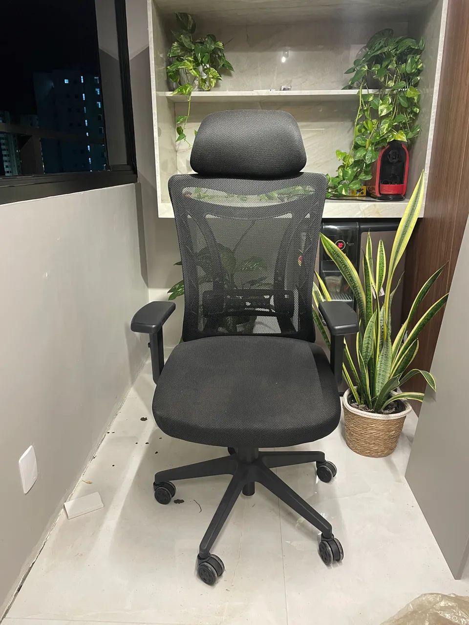 Cadeira ergonômica preta com regulagens adversas - Foto 4