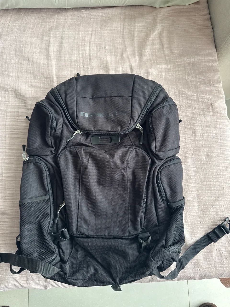 Mochila oakley preta resistente com diversos espaços e bolsos