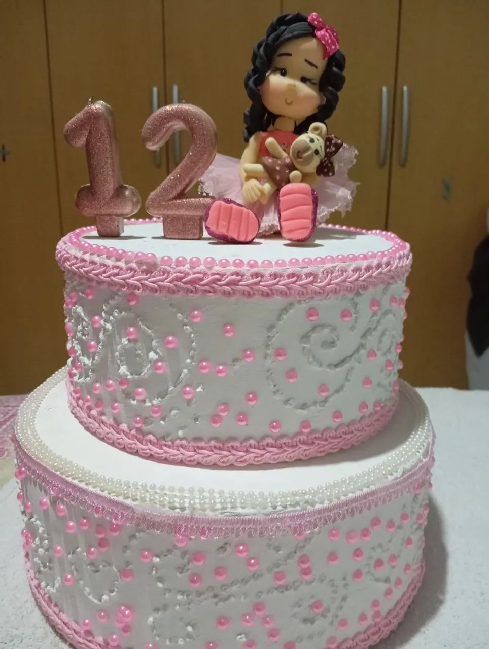 Bolo fake de aniversário com a boneca de biscuit  - Foto 4
