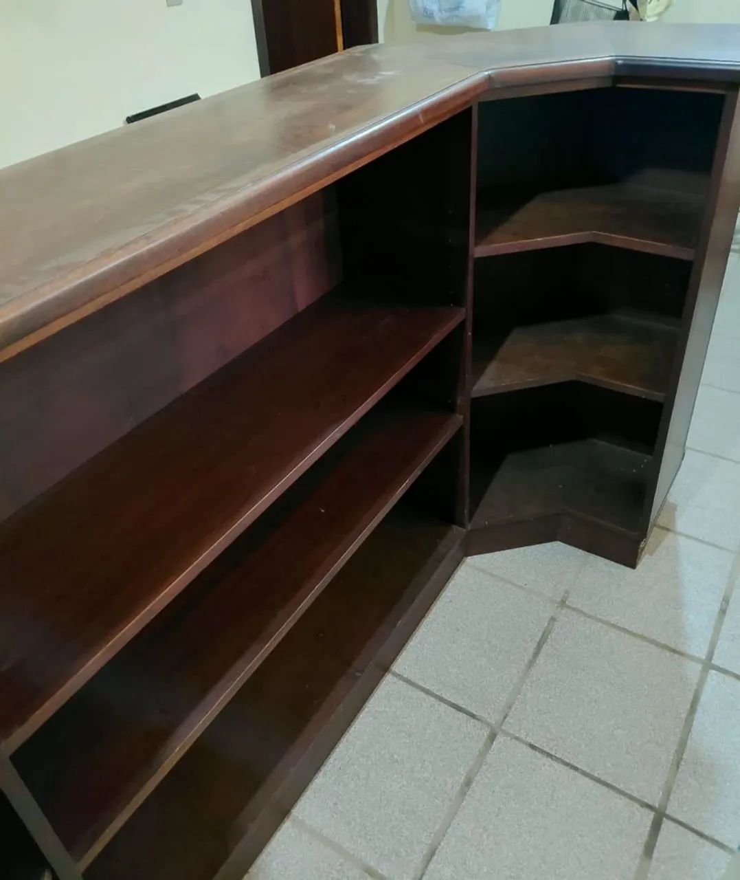 Um Balcão com 6 banquetas (compensado naval)
