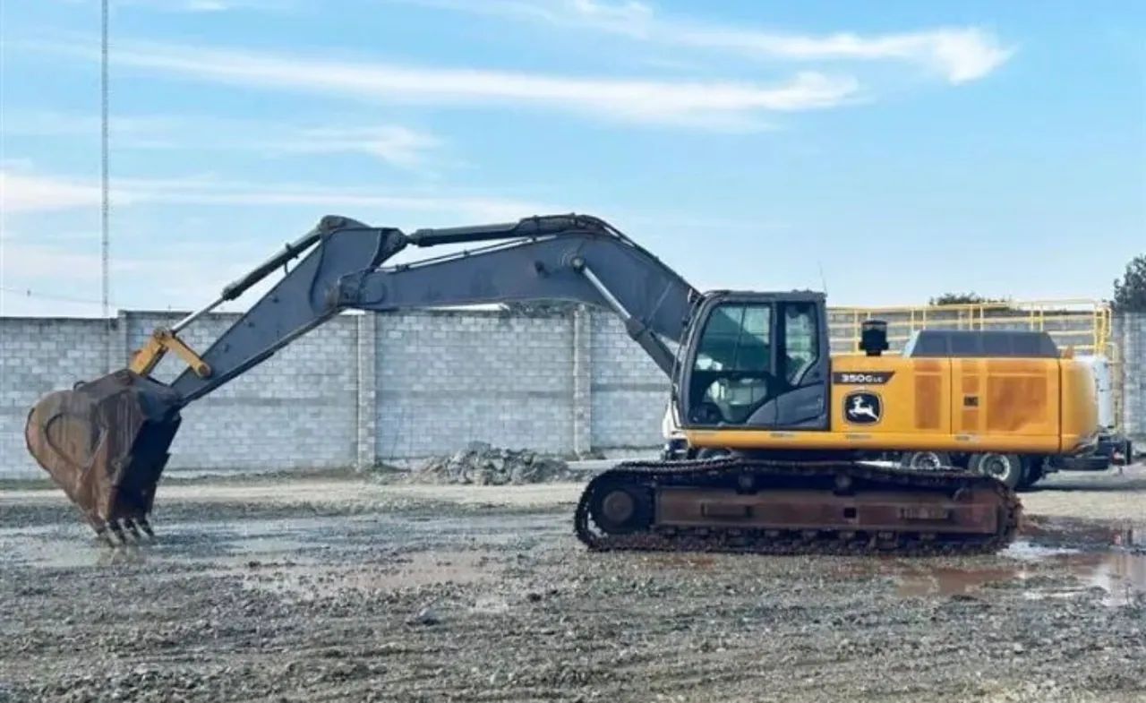 Escavadeira John Deere 350 LC ano 2019, com 2.470 horas, em SP