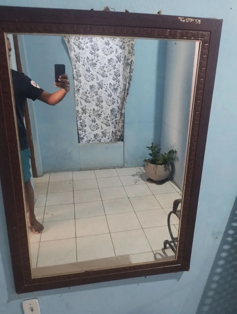 VENDO ESSE ESPELHO DE PAREDE, E CADEIRA DE BALANÇO 