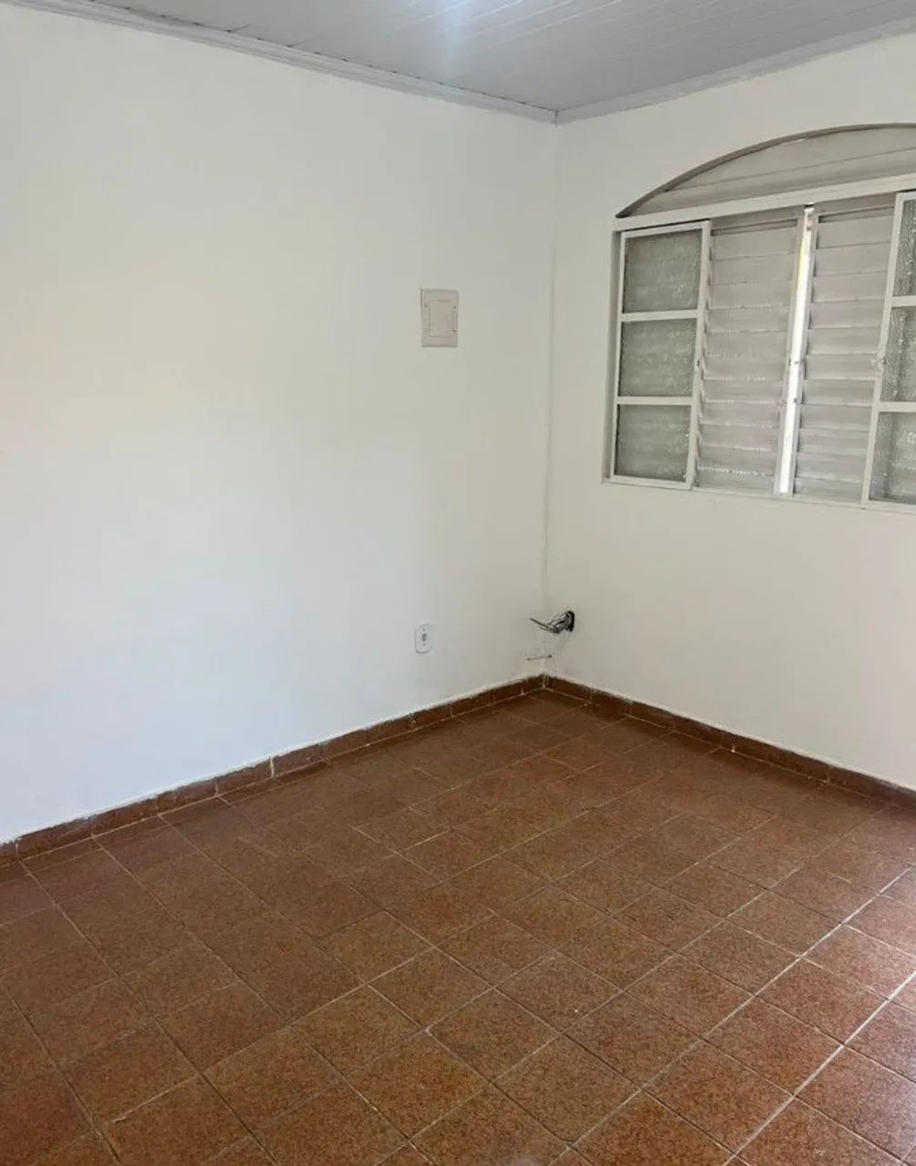 Alugo uma kitnet sala quarto cozinha e banheiro e uma pequena varanda  - Foto 4