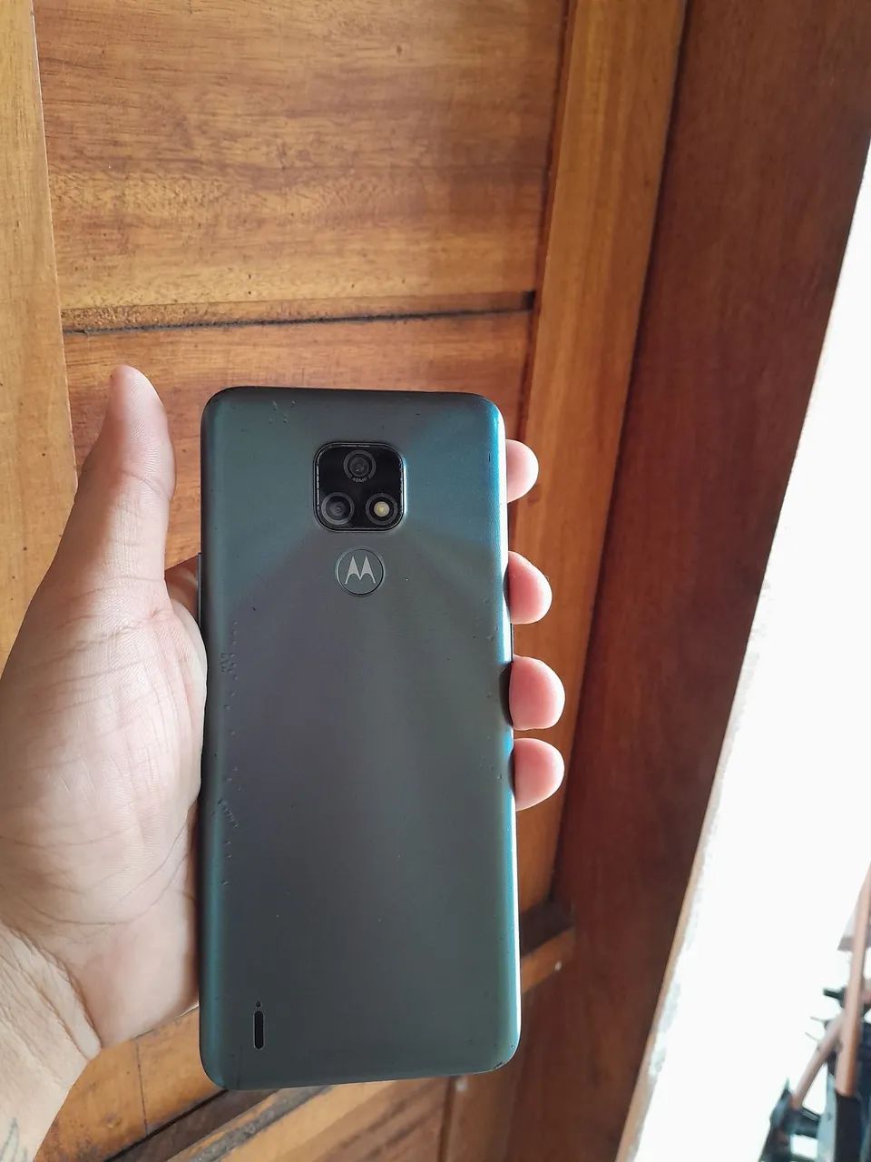 Motorola E 7, está com um pequeno trinco, mas nao interfere em nada, ja baixei o valor 