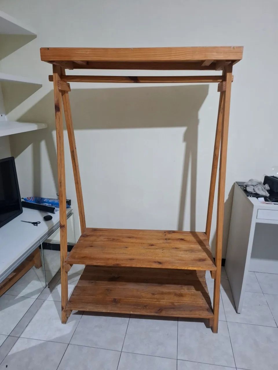 Arara com 3 Prateleiras e Cabideiro - Foto 3