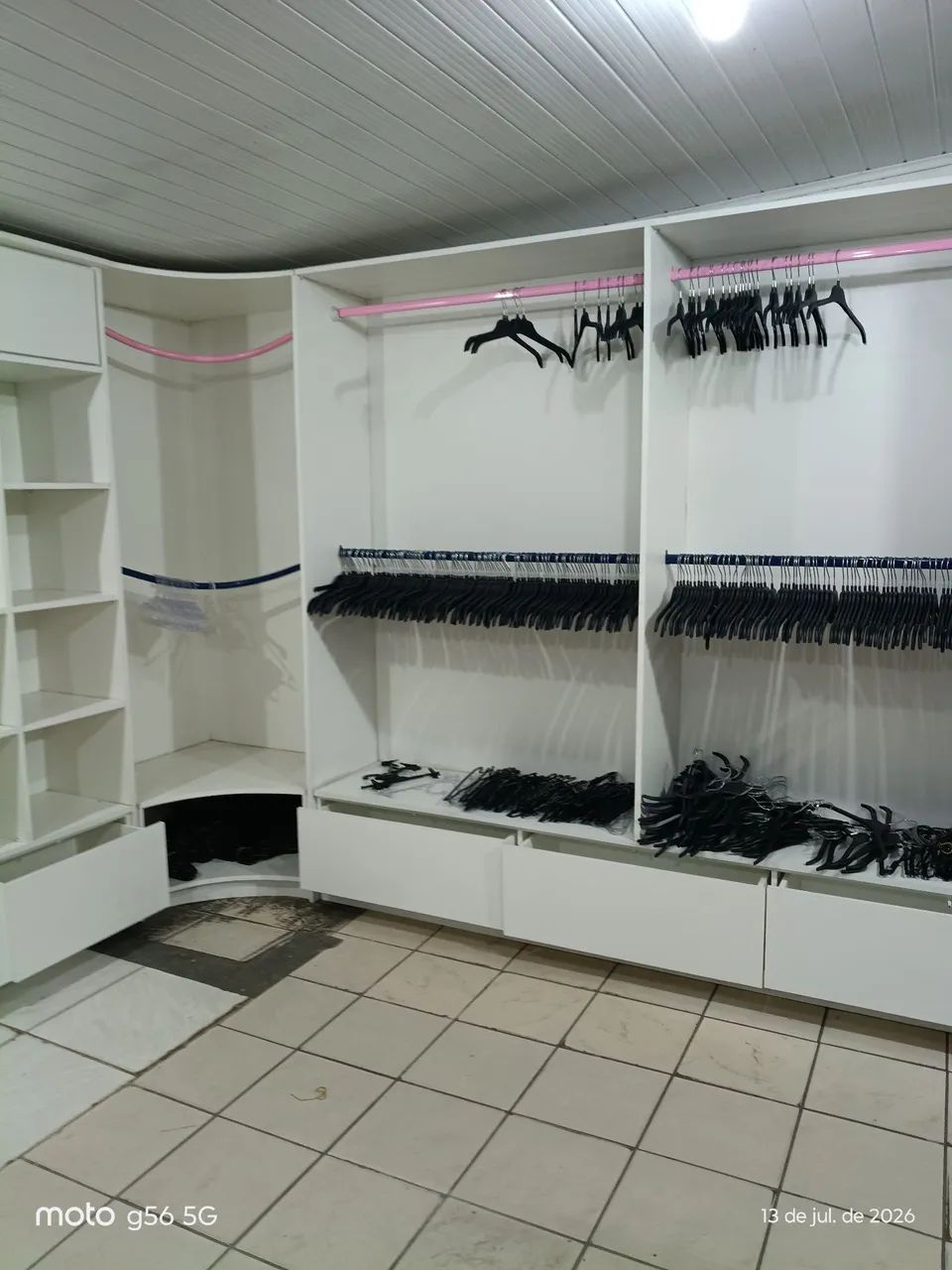 Armário MDF Para Loja com provador e cabideiro