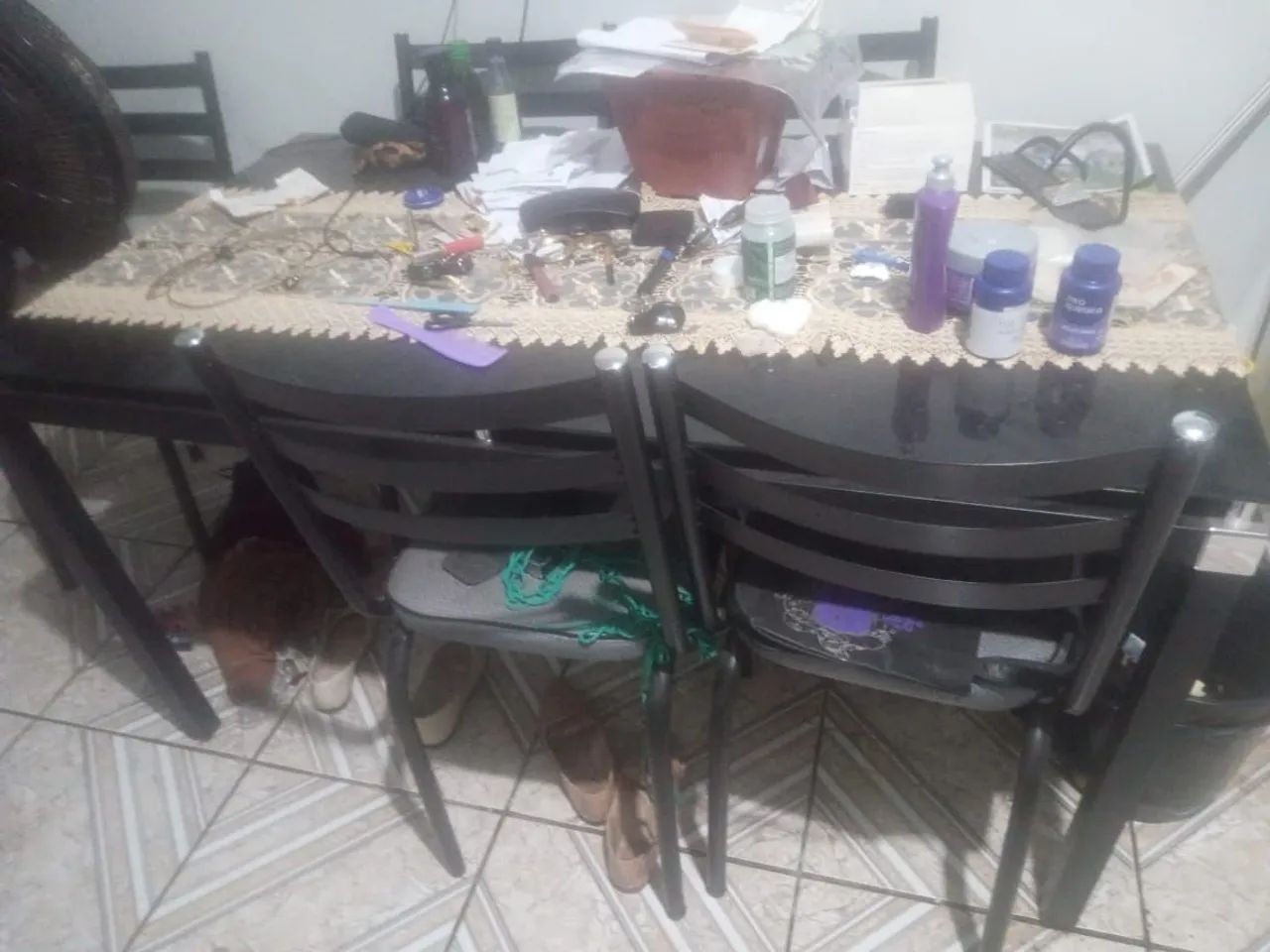 Conjunto mesa de vidro temperado e cadeiras