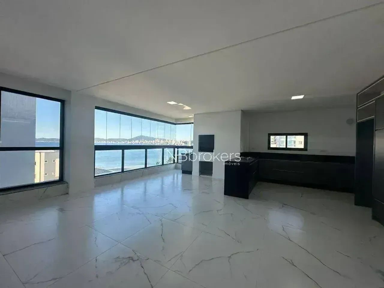APARTAMENTO DE 130m² COM 3 SUÍTES E 2 VAGAS NO CENTRO DE ITAPEMA! - Foto 2
