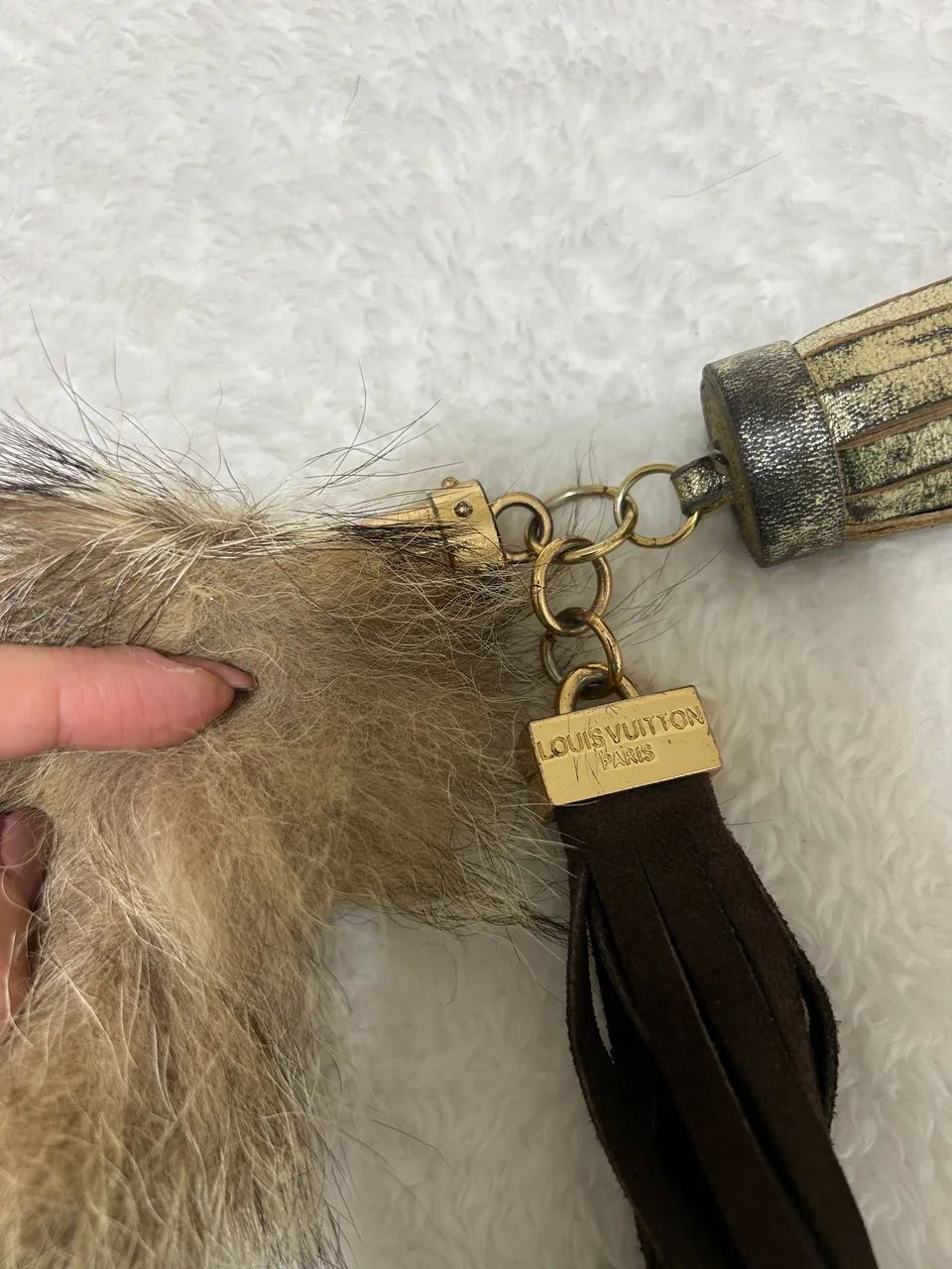Chaveiro louis vuitton rabo de pele de raposa original - Foto 3