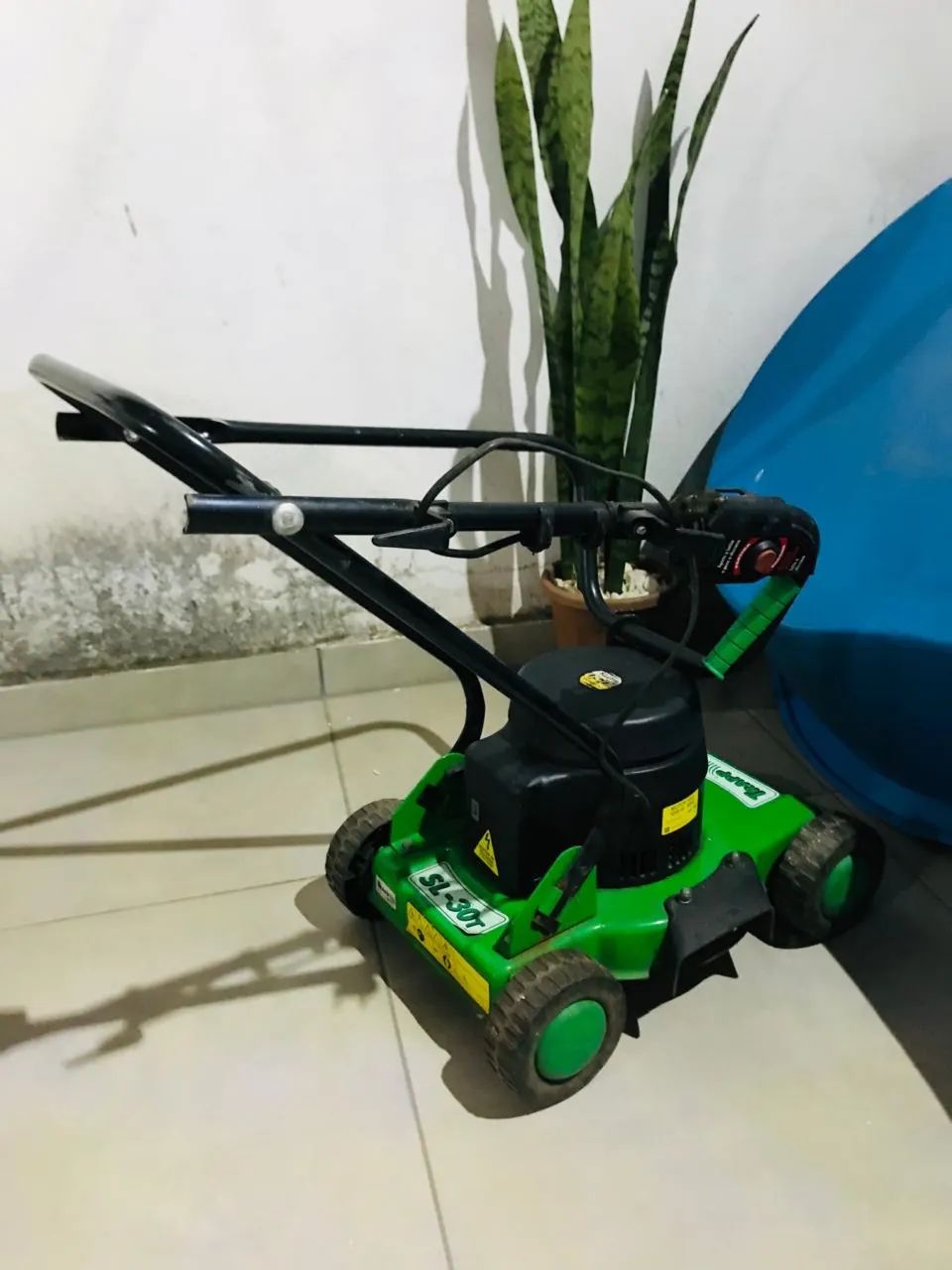 Máquina cortar grama semi nova! 