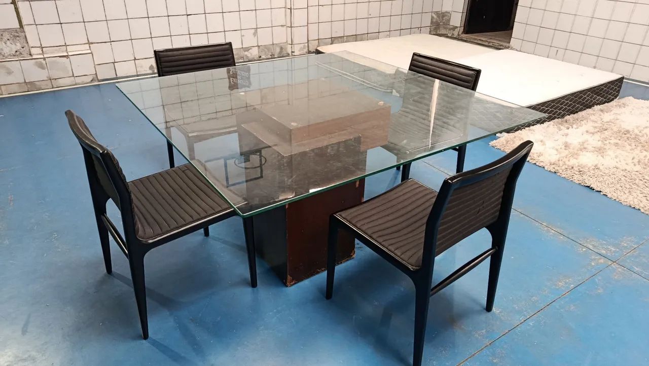 Mesa com 4 cadeiras 