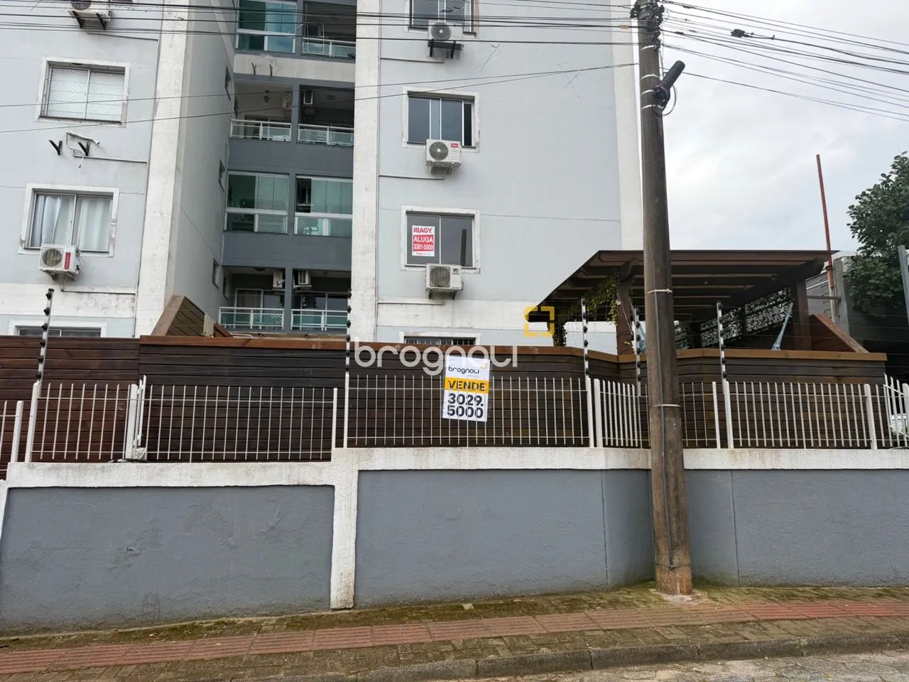 Apto semi mobiliado com suíte e 2 quartos, deck externo e garagem em São José - Foto 2