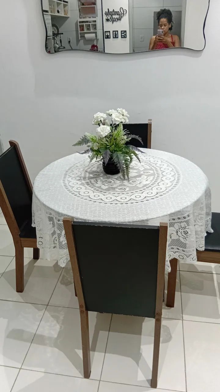Vendo um conjunto de mesa com 4 cadeiras , com tampo de vidro de 90cm.  - Foto 3
