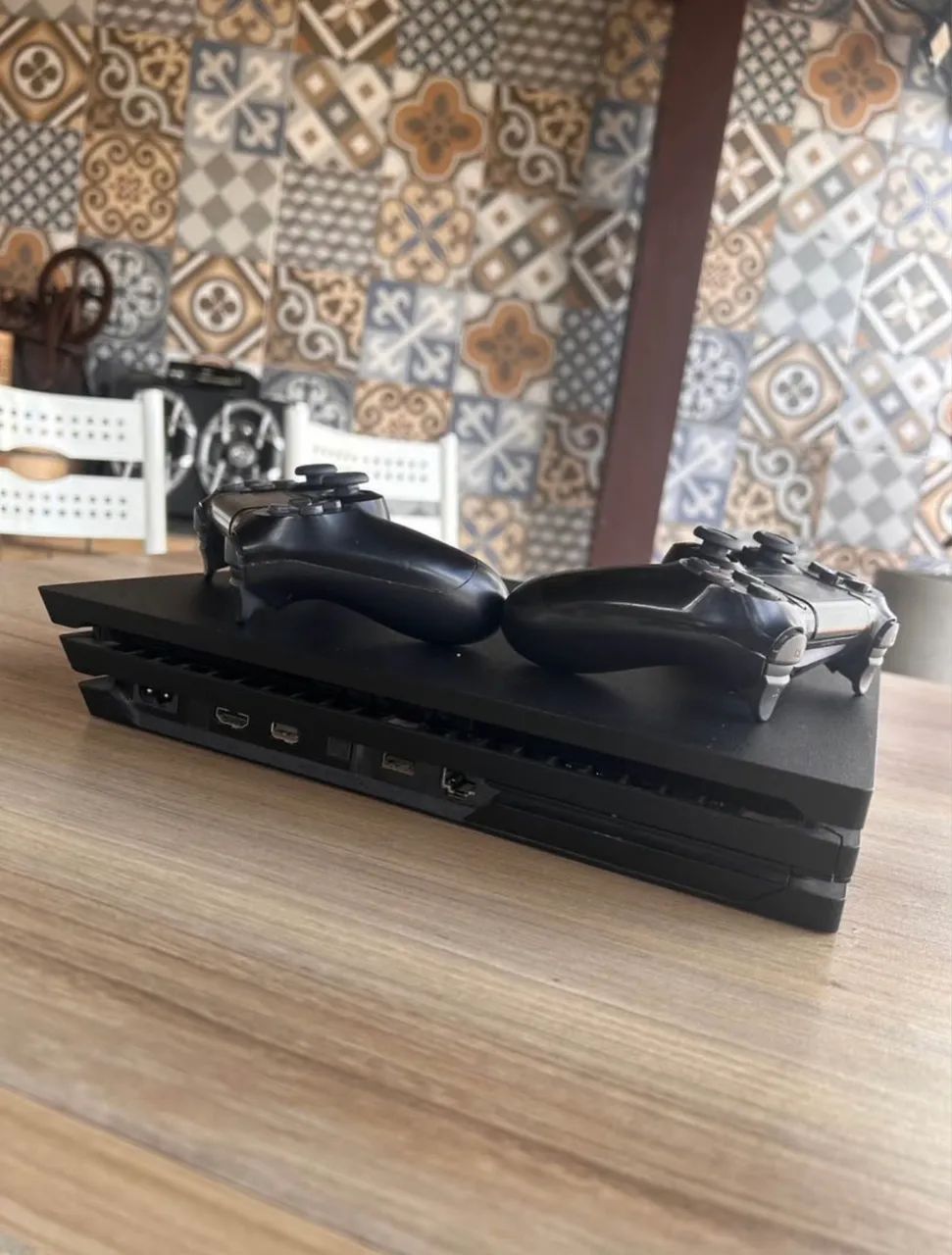 ps4 pro 1tb + 2 controles - Foto 2