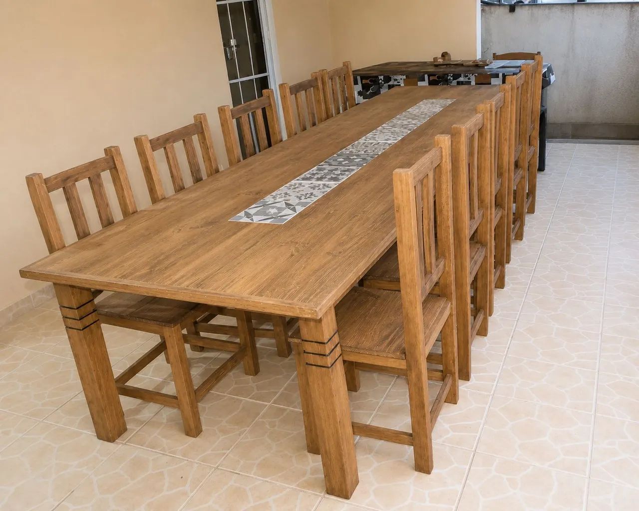 Mesa com 10 cadeiras
