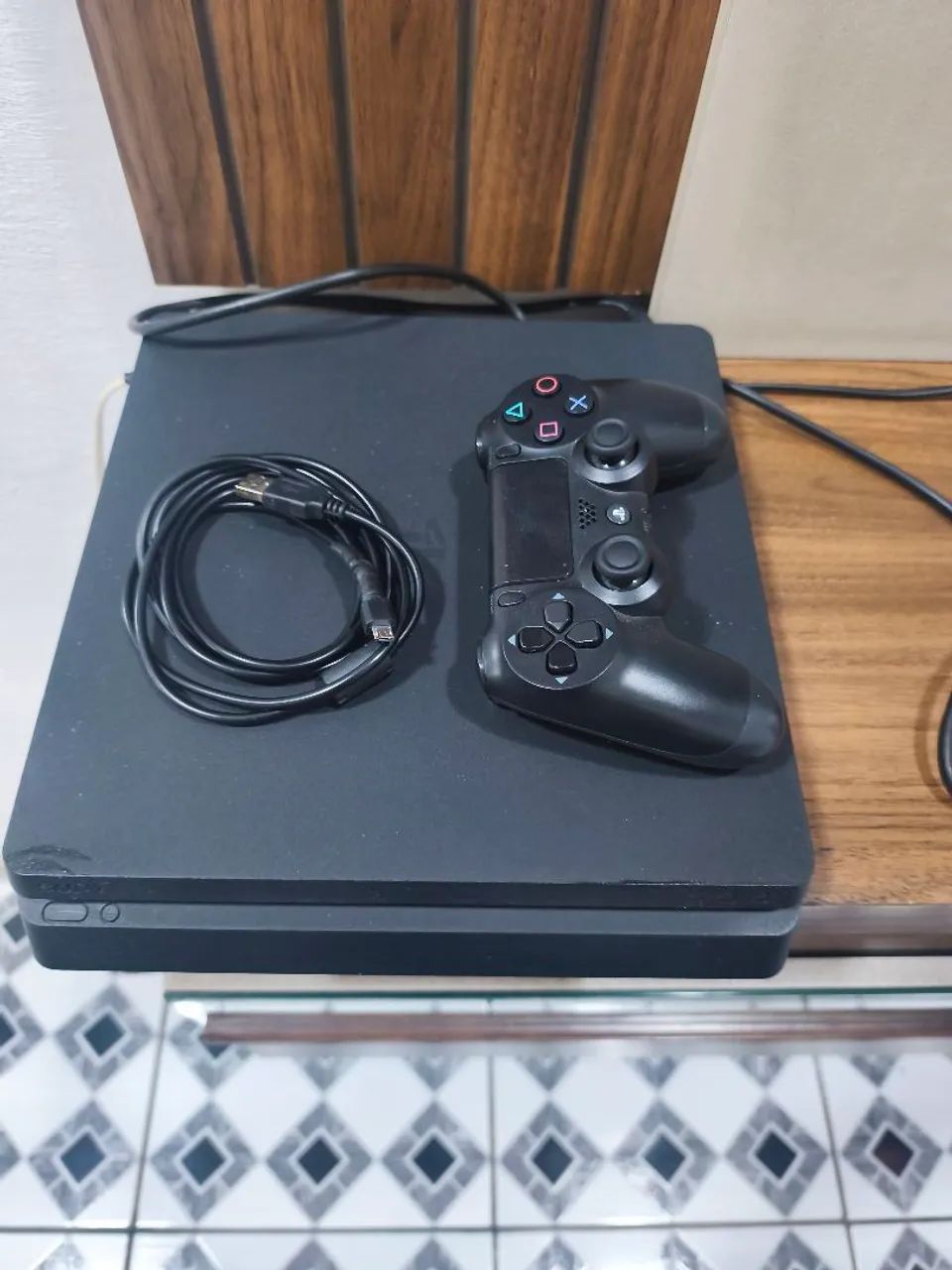Vende-se um PlayStation 4 slim semi novo