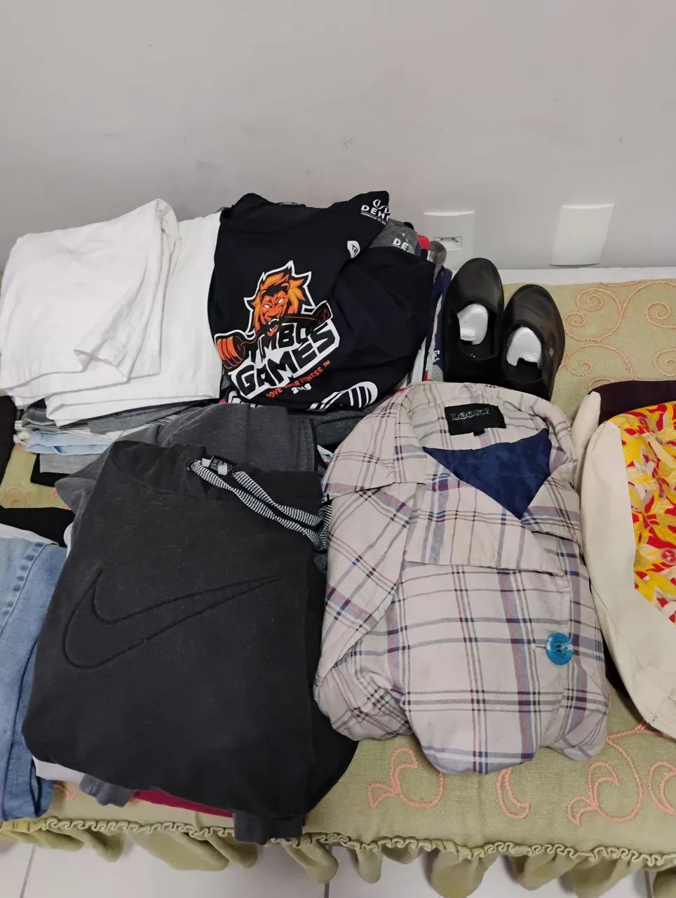 Várias peças de roupas variadas  - Foto 4