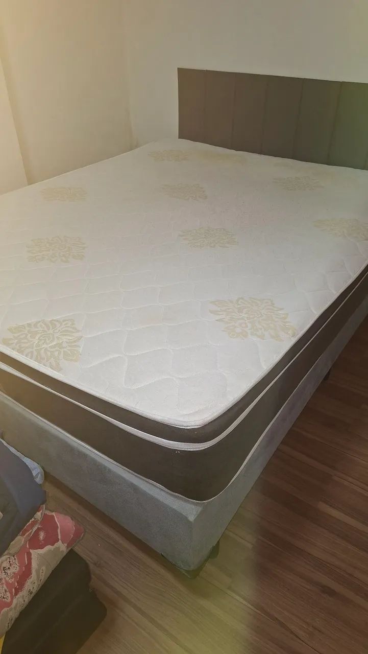 Cama Queen com Colchão 