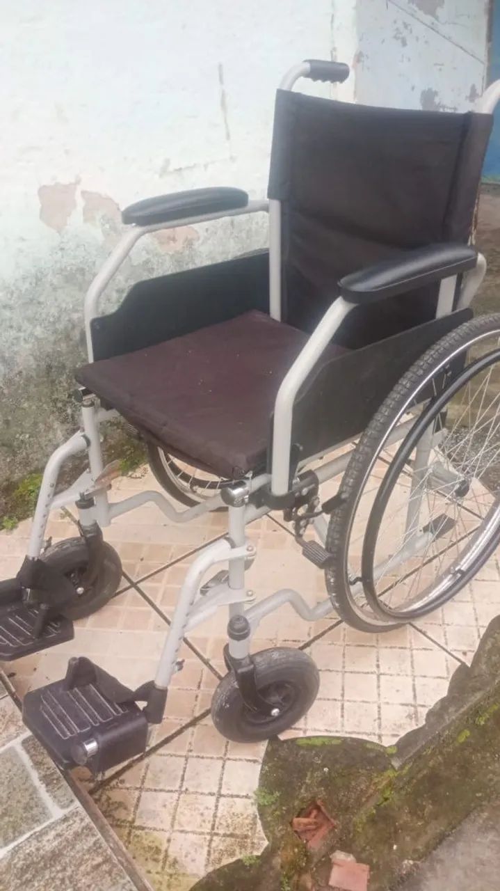 Vendo uma cadeira de roda semi nova nunca usada  - Foto 4