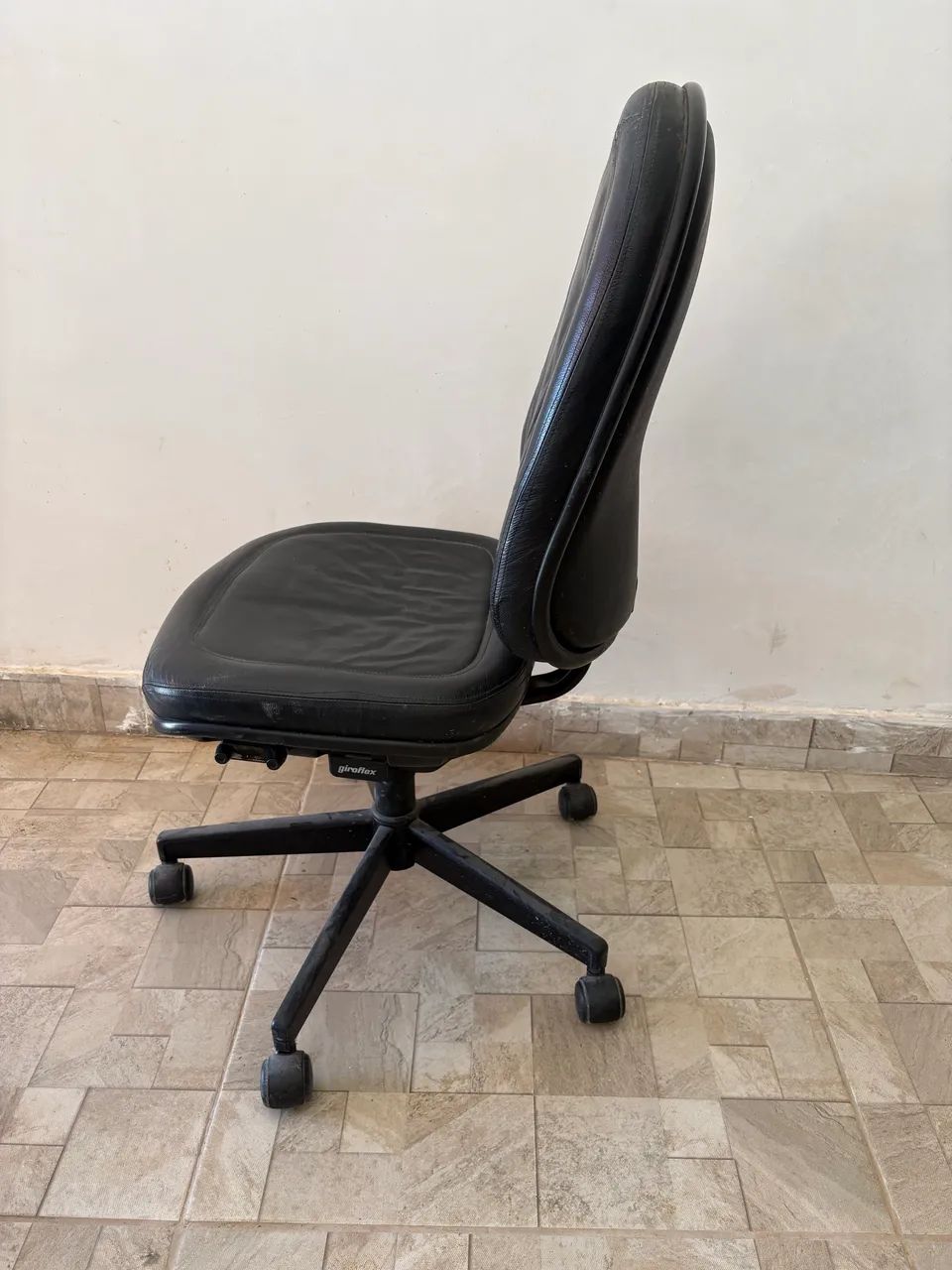 Duas Cadeiras executivas de couro - Foto 2