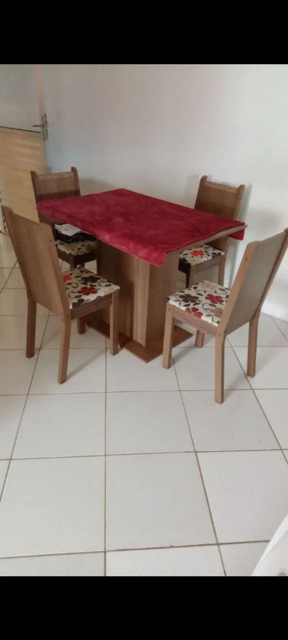 Mesa com 4 cadeiras 